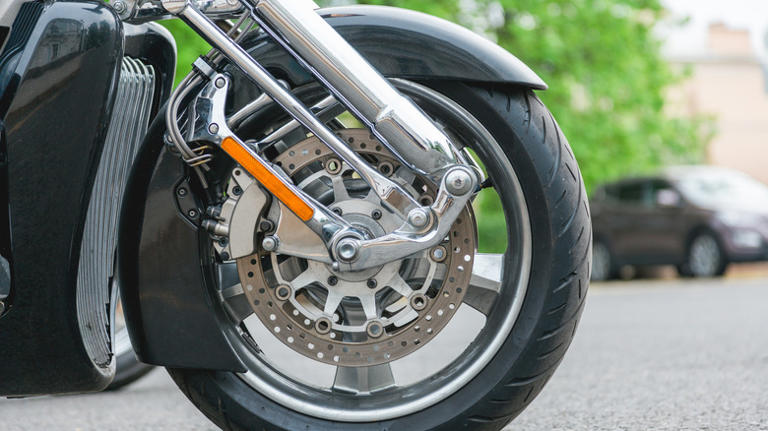 ‏Có thể gắn lốp ô tô cho xe máy không?‏