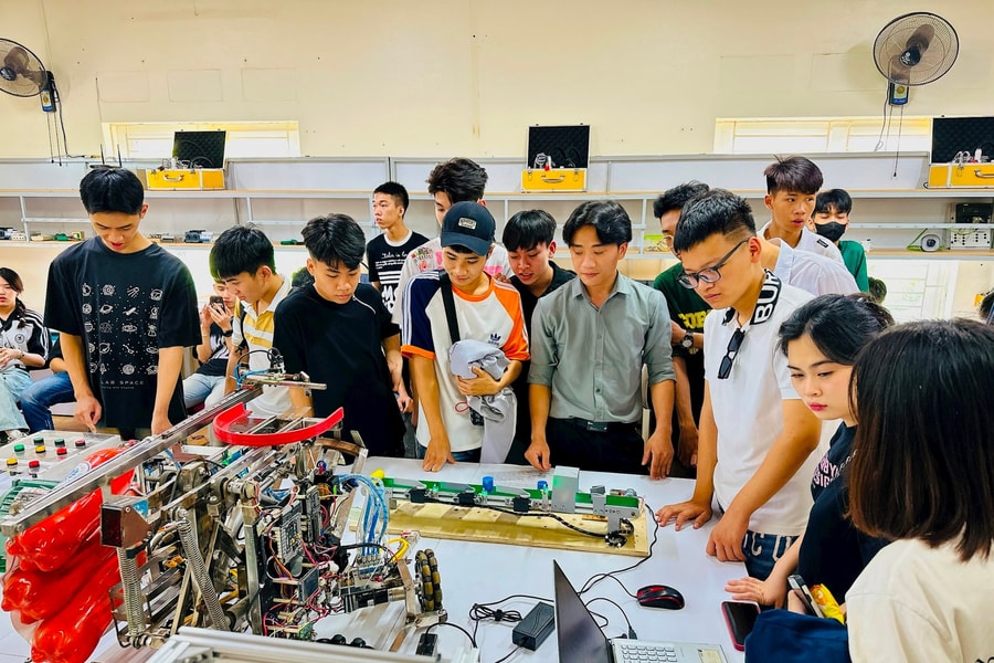 Xây dựng cơ chế, chính sách đặc thù thuê giảng viên giỏi ở nước ngoài thuộc ngành STEM về giảng dạy