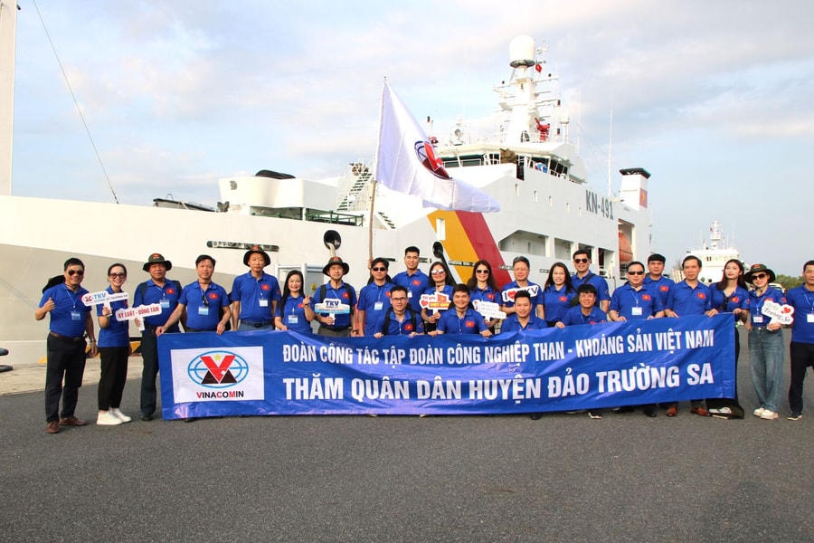 Đoàn đại biểu TKV tham gia Đoàn công tác số 9 thăm quân, dân Huyện đảo Trường Sa