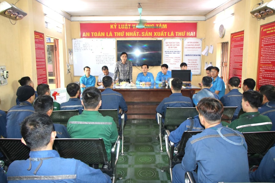 Chủ tịch Công đoàn TKV thăm, tặng quà công nhân lao động nhân Tháng Công nhân năm 2025