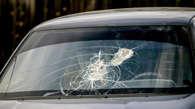 Vết nứt kính chắn gió nhỏ: nên sửa ngay hay chờ vỡ to?