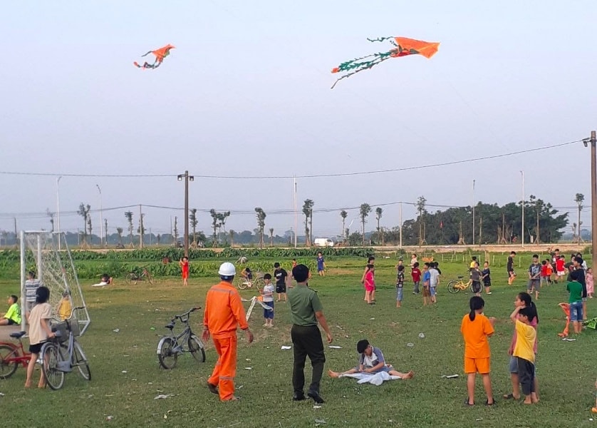 Người dân tuyệt đối không thả diều gần đường dây điện