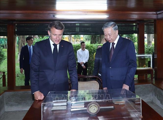 Tổng Bí thư Tô Lâm và Tổng thống Pháp thăm Khu di tích Chủ tịch Hồ Chí Minh tại Phủ Chủ tịch