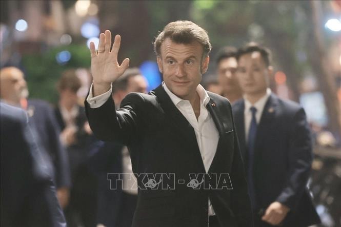 Tổng thống Pháp Emmanuel Macron và Phu nhân dạo phố cổ Hà Nội