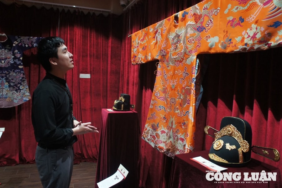 Khám phá cổ phục tại triển lãm ‘Thấp thoáng vàng son’