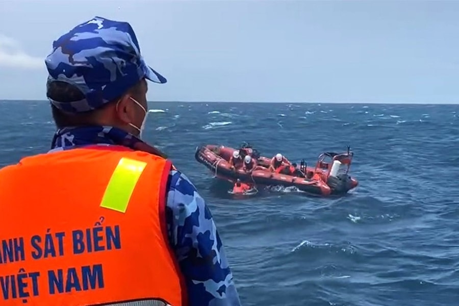 11 thuyền viên của tàu chở than Công Thành 07 thoát chết trong đêm bão biển