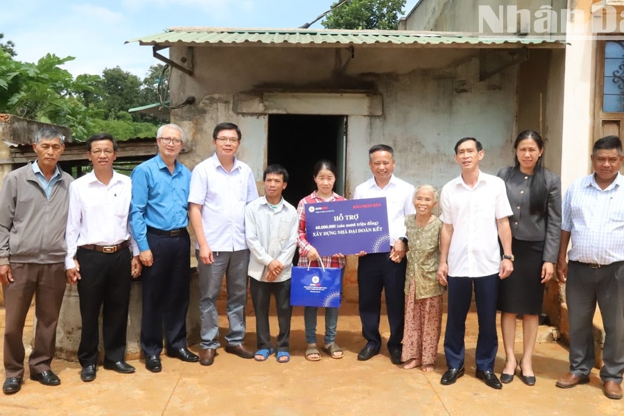 Báo Nhân Dân trao tặng kinh phí xây dựng nhà Đại đoàn kết cho hộ nghèo ở tỉnh Đắk Lắk