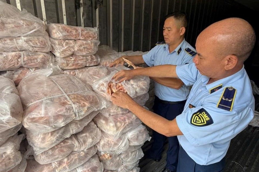 Lào Cai: Phát hiện 1,5 tấn chân gà đông lạnh không nhãn mác, xuất xứ