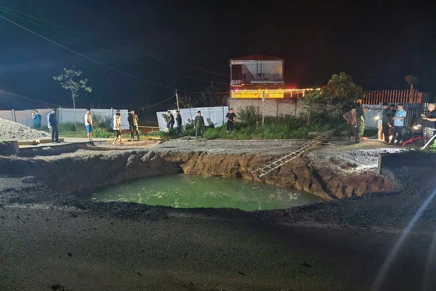 Người đi xe máy mất tích sau khi rơi xuống hố sụt sâu giữa Quốc lộ 3B