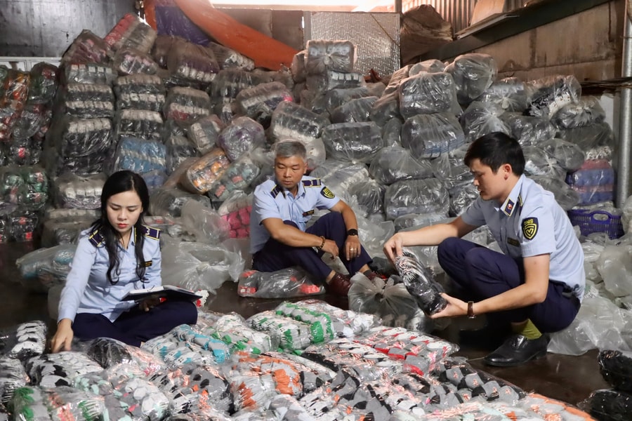 Phát hiện 'đại bản doanh' tất giả ở Hà Nội: Dán mác Nhật – Hàn, sản xuất công khai