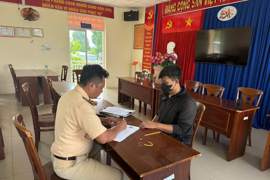 Xử phạt tài xế xe ba gác chạy ngược chiều, chặn đầu xe ô tô