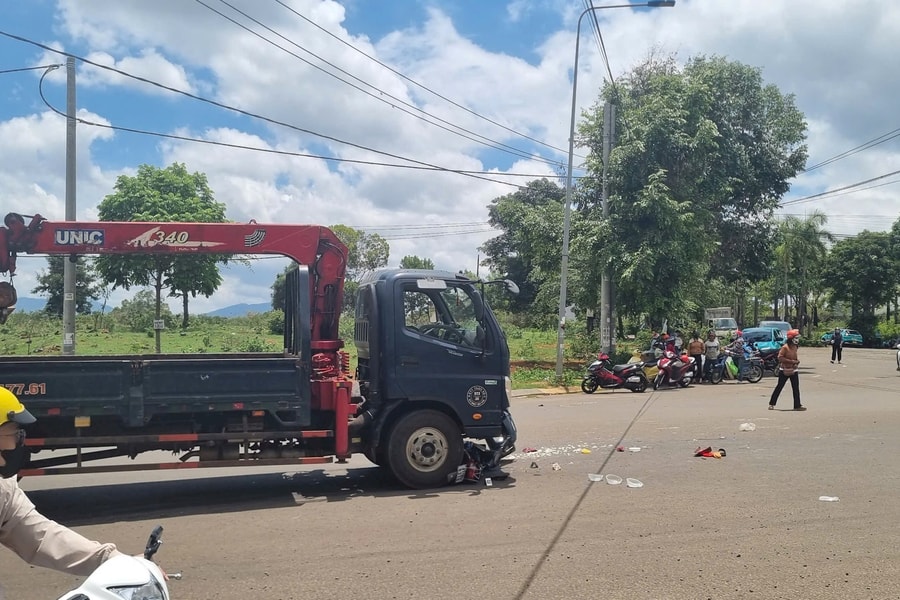 Gia Lai: Va chạm với xe tải, 2 người phụ nữ trên xe máy thương vong