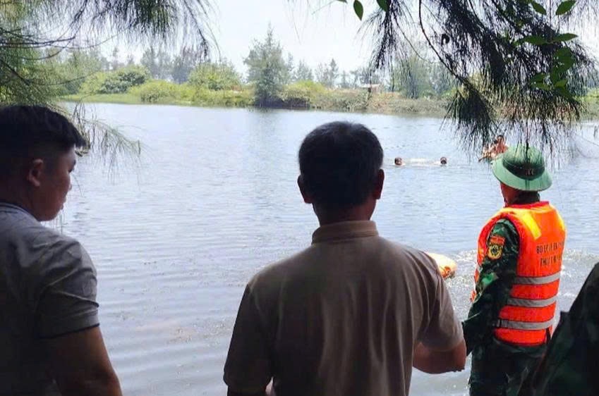 Thuyền lật giữa đầm Hải Bình, một người tử vong