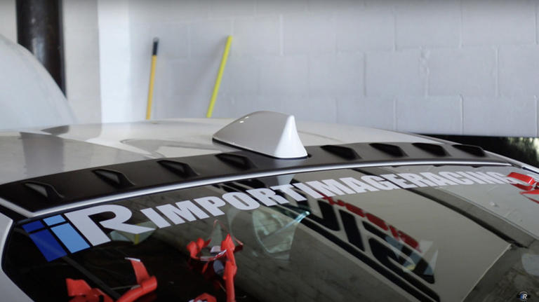 ‏Vì sao nhiều xe có đến vài ‘vây cá mập’ trên nóc?‏