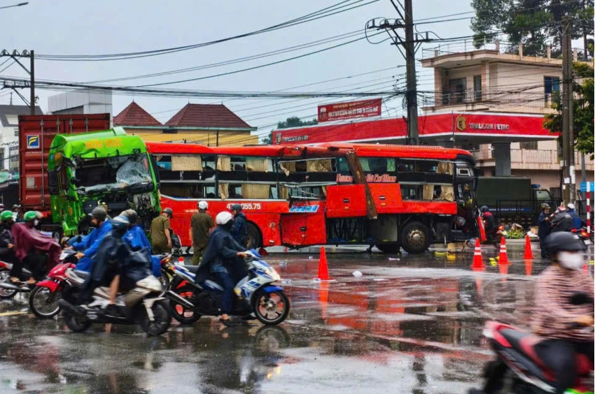 Bình Dương: 5 người nhập viện sau va chạm giữa xe khách và container