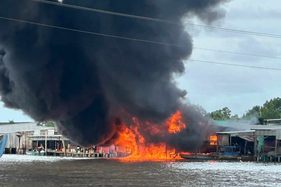 Cây xăng bốc cháy dữ dội, chủ và nhân viên hoảng loạn tháo chạy