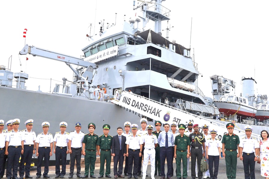 Tàu hải quân Ấn Độ đến thăm TP HCM
