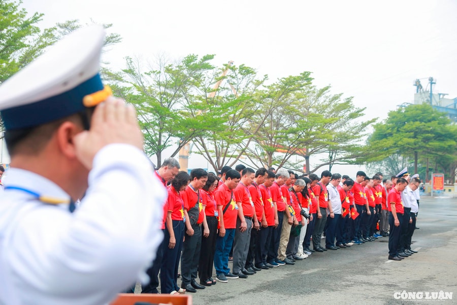 Hình ảnh 100 nhà báo của Hội Nhà báo Việt Nam dâng hương tại Tượng đài anh hùng liệt sĩ Đoàn tàu không số