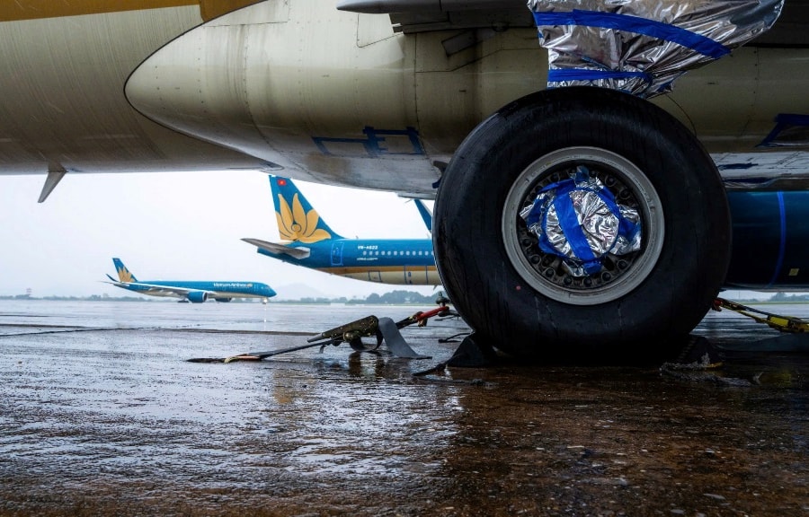 Mở cửa trở lại các cảng hàng không sau bão số 10