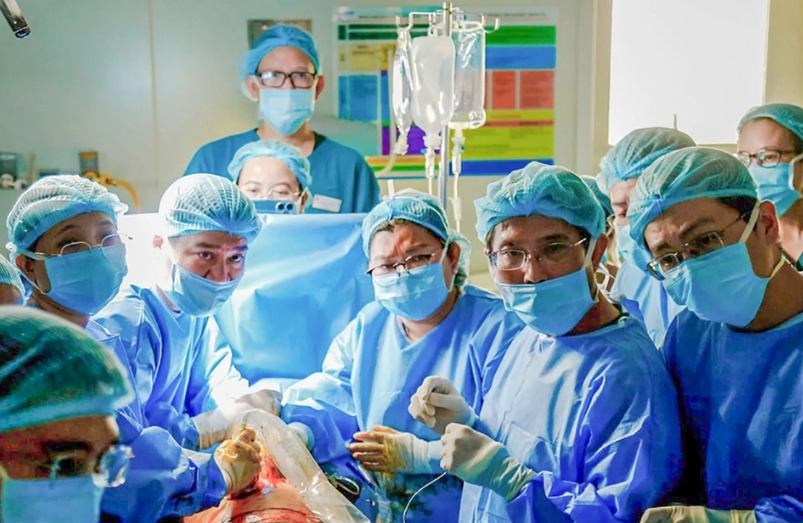 Bộ trưởng Y tế khen ê-kíp cứu thai nhi 25 tuần tuổi cho sản phụ Singapore