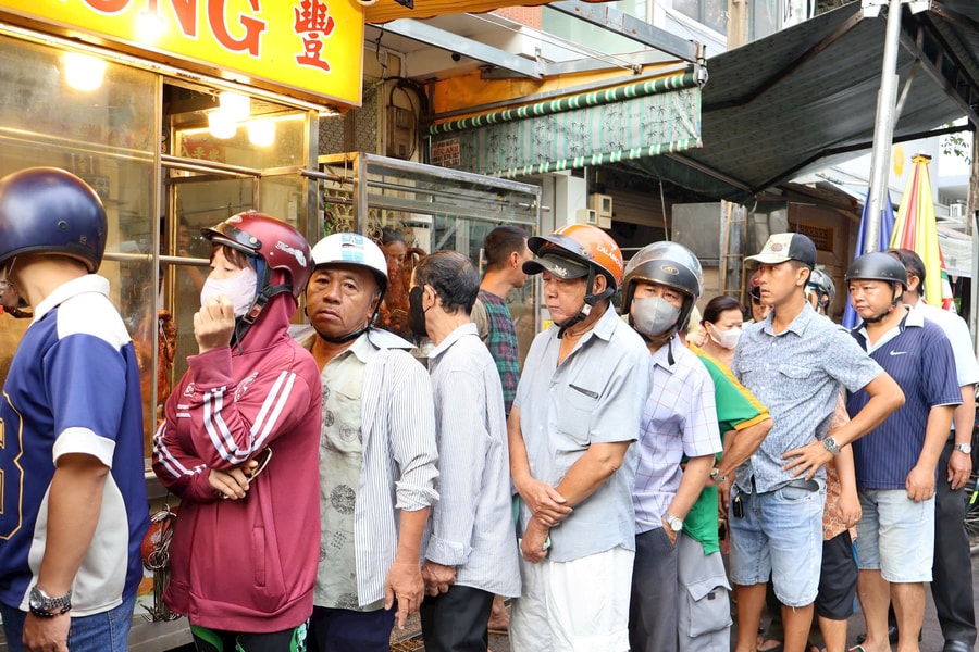 TP HCM: Người dân xếp hàng dài chờ mua vịt quay cúng Tết Đoan Ngọ