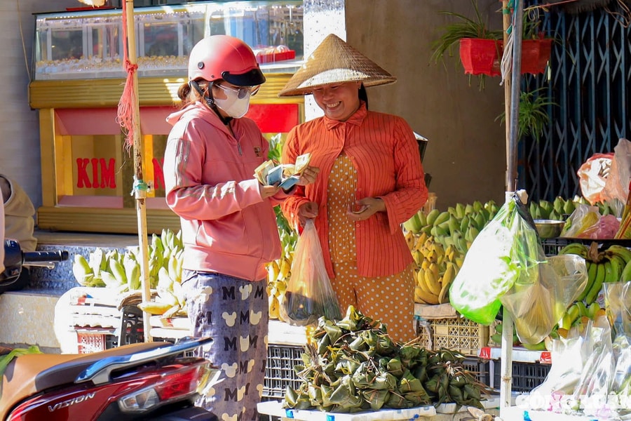 Bánh ú tro đắt hàng ngày Tết Đoan ngọ, tiểu thương phấn khởi