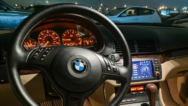 ‏Vì sao bảng đồng hồ BMW lại phát sáng màu cam?‏