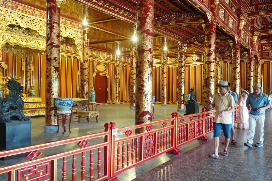 Kỷ luật hàng loạt cán bộ, cho thôi việc hai nhân viên bảo vệ sau vụ ngai vàng triều Nguyễn bị xâm hại