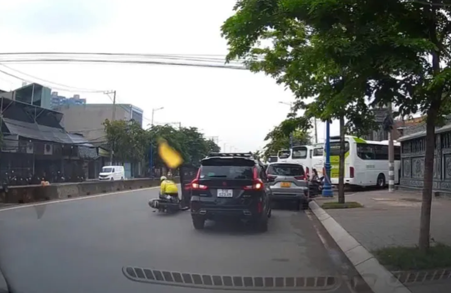 Mở cửa ô tô gây tai nạn, tài xế bị phạt hơn 20 triệu đồng