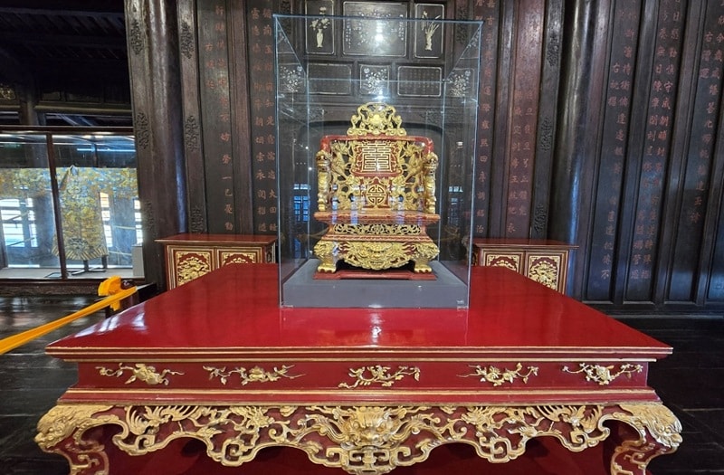 Ba ngai vua thời Nguyễn ở Huế được lắp đặt lồng kính bảo vệ