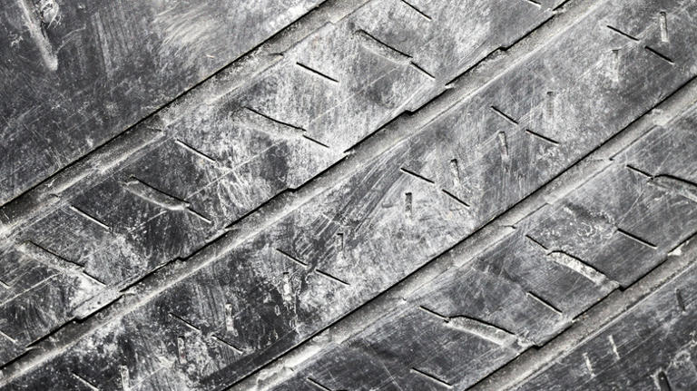 ‏Vì sao linh kiện ô tô mới có lớp bụi trắng bí ẩn?‏