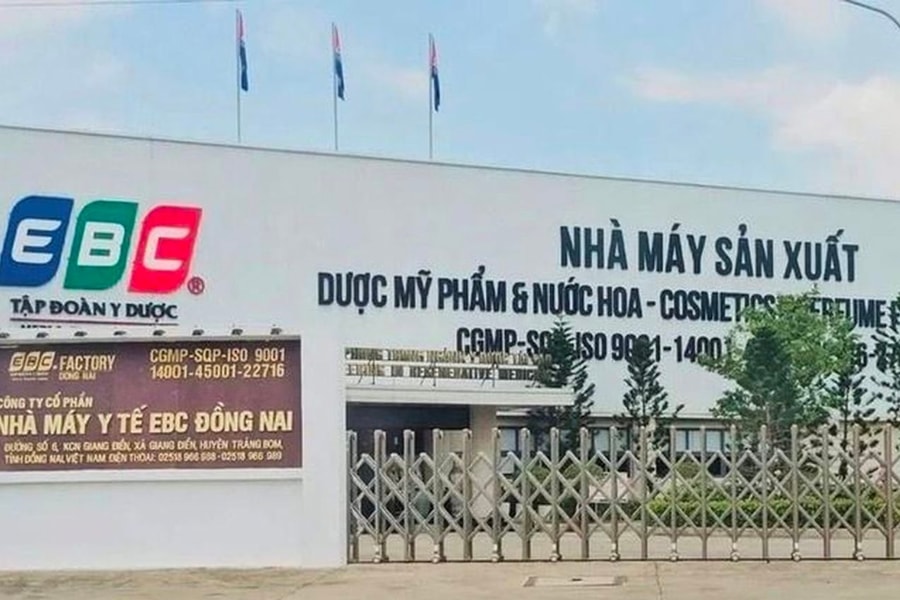 Doanh nghiệp vừa bị khởi tố vì sản xuất kem chống nắng giả cho công ty chồng ca sĩ Đoàn Di Băng: Ai đang thao túng hệ sinh thái EBC?
