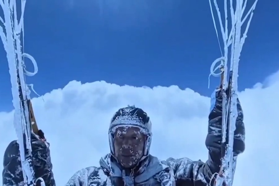 Tranh cãi về video sống sót qua đám mây của phi công dù lượn Trung Quốc