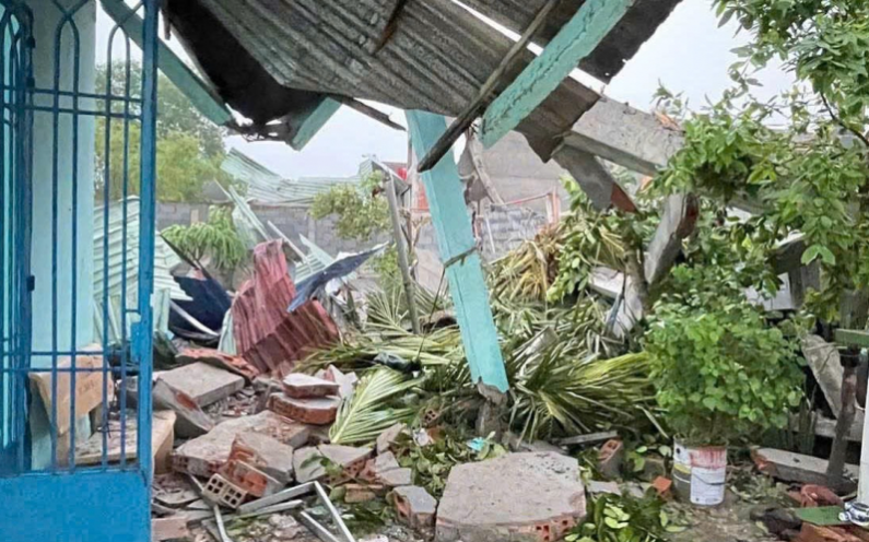 Long An: Sập tường rào cao 8m khiến 3 người thương vong