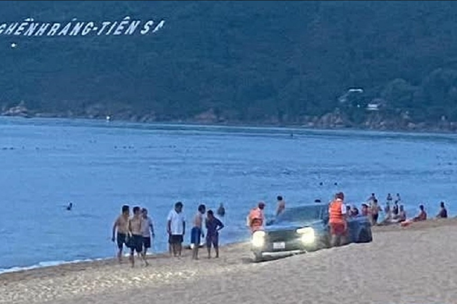 Lái ôtô xuống bãi biển Quy Nhơn, tài xế bị phạt 6 triệu đồng