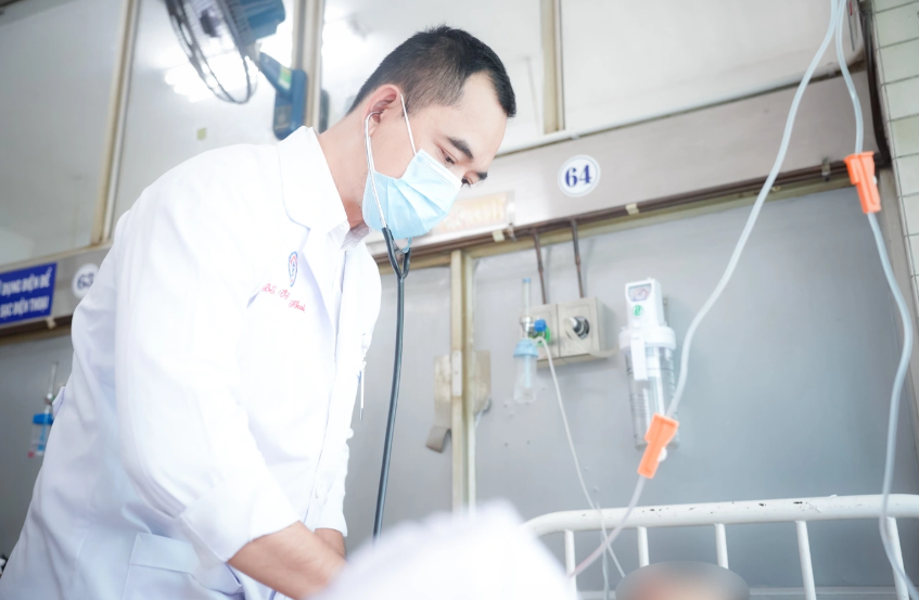 Nữ bệnh nhân nguy kịch vì tường đổ được cứu sống