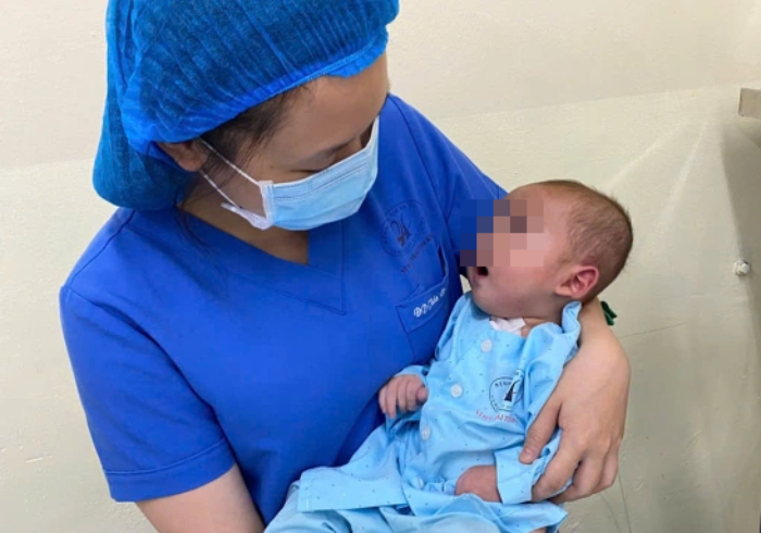 Vượt hơn 1.000 km đưa con từ Lào sang Việt Nam mổ tim