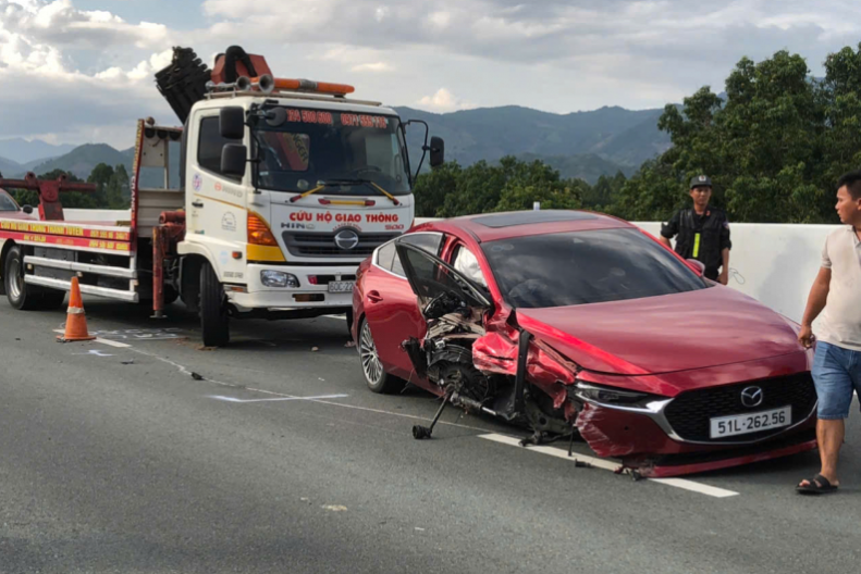 Khánh Hòa: 12 cảnh sát giải cứu 3 người kẹt trong ô tô tai nạn
