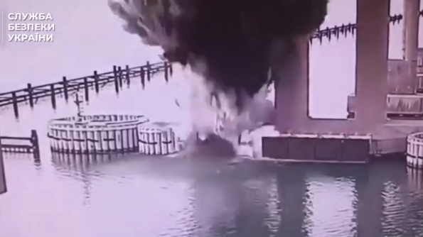 Ukraine tấn công cầu Crimea bằng thuốc nổ dưới nước