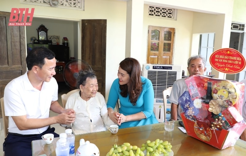 Hội Nhà báo tỉnh Thanh Hóa thăm, tặng quà thân nhân gia đình nhà báo liệt sĩ