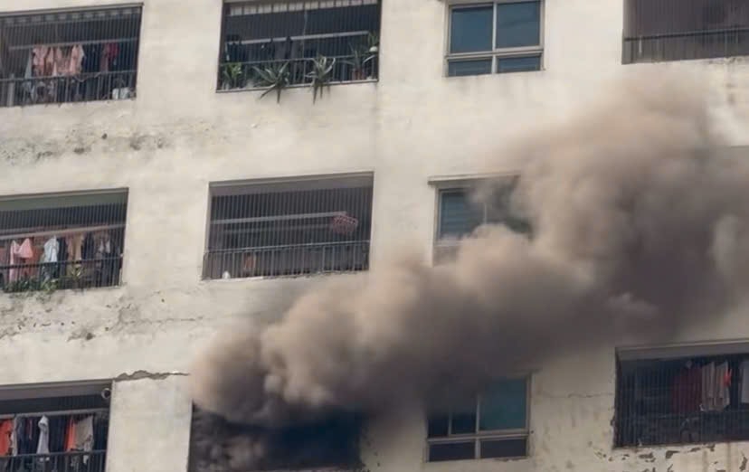 Cháy căn hộ tầng 14 chung cư HH Linh Đàm, khói đen cuồn cuộn