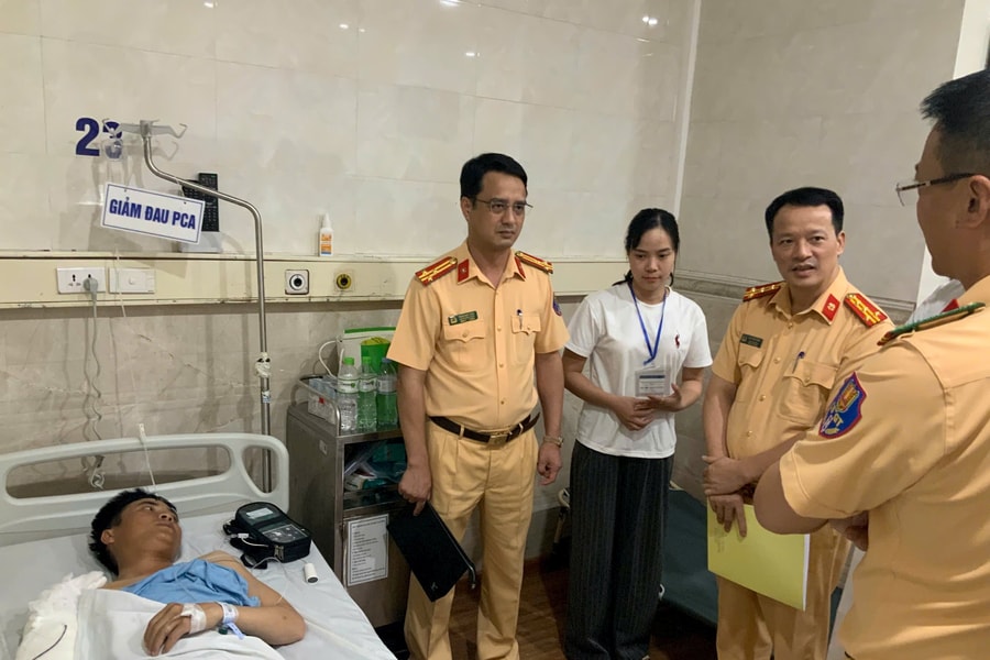 Ô tô tải đâm vào xe CSGT, một cảnh sát cơ động bị thương