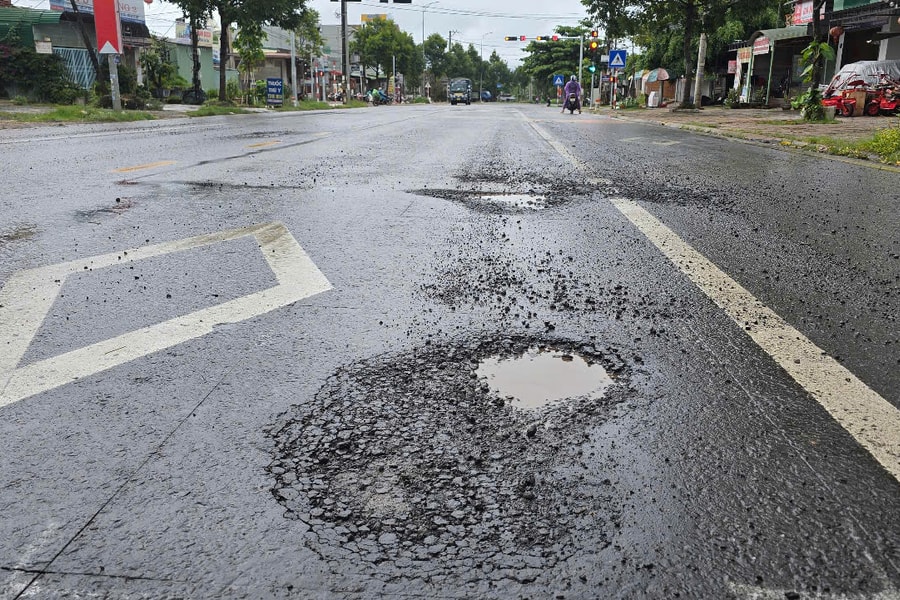 Gia Lai: Mới sửa chữa, Quốc lộ 19 lại sình lún, nứt nẻ mất an toàn giao thông
