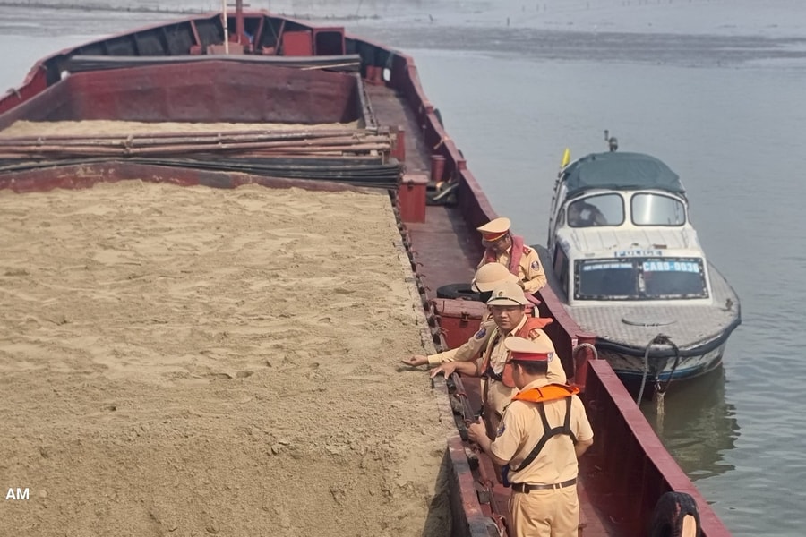 Vận chuyển 700m3 cát không rõ nguồn gốc, thuyền trưởng khai gì?