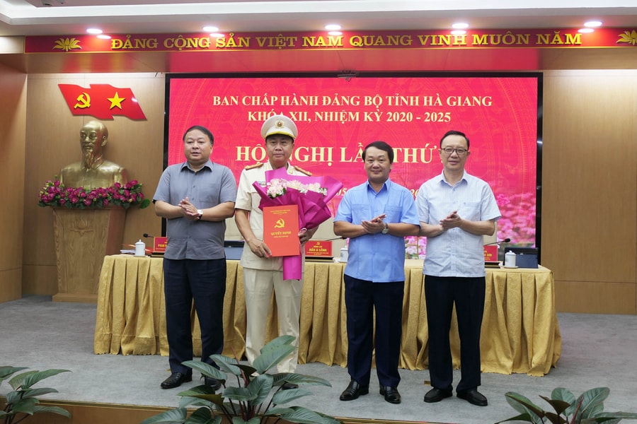 Công bố quyết định của Ban Bí thư về chuẩn y nhân sự Ban Thường vụ Tỉnh ủy Hà Giang