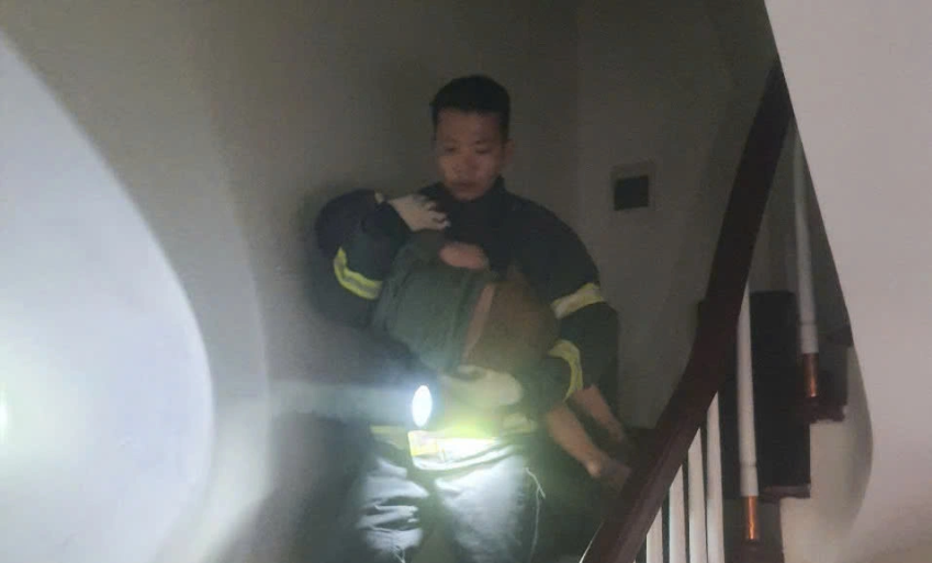 Hà Nội: Giải cứu an toàn 7 người khỏi đám cháy lúc nửa đêm