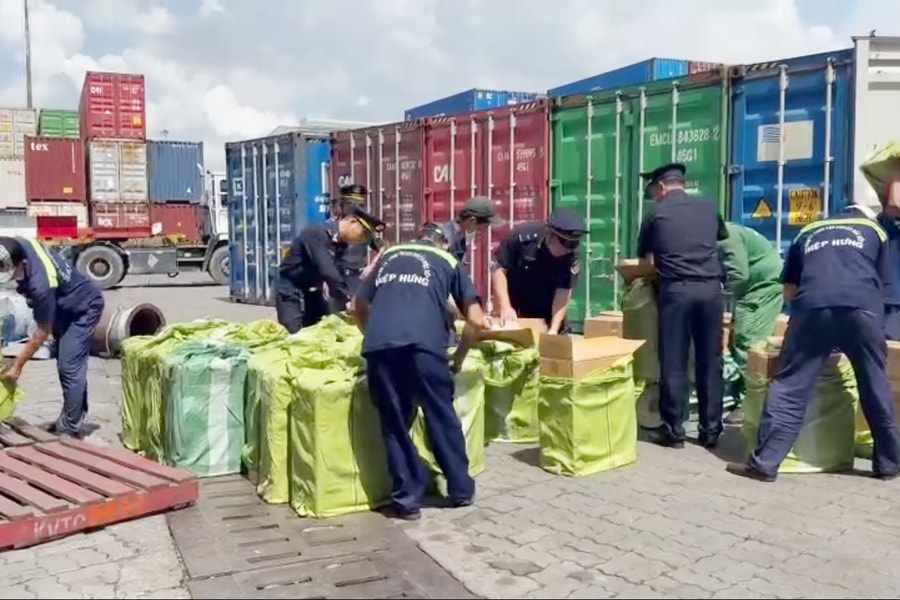 Hải quan triệt phá hai vụ buôn lậu quy mô lớn, thu giữ lượng lớn thuốc lá và ma túy