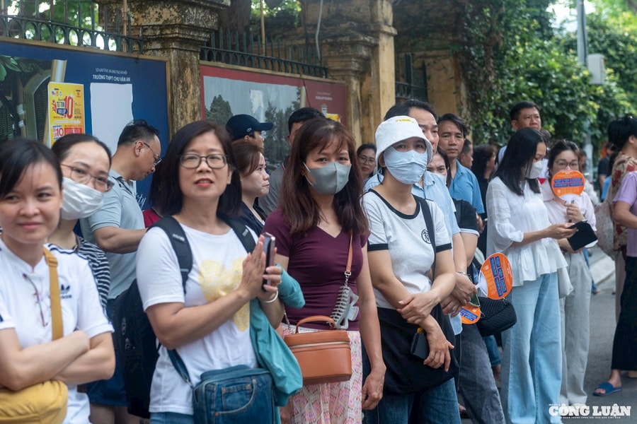 Hà Nội: Thí sinh hồi hộp, phụ huynh căng thẳng trong ngày đầu thi vào lớp 10