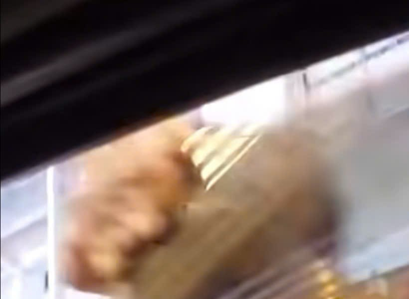 Xác minh người đàn ông đập kính ô tô, hành xử côn đồ ở TP.HCM