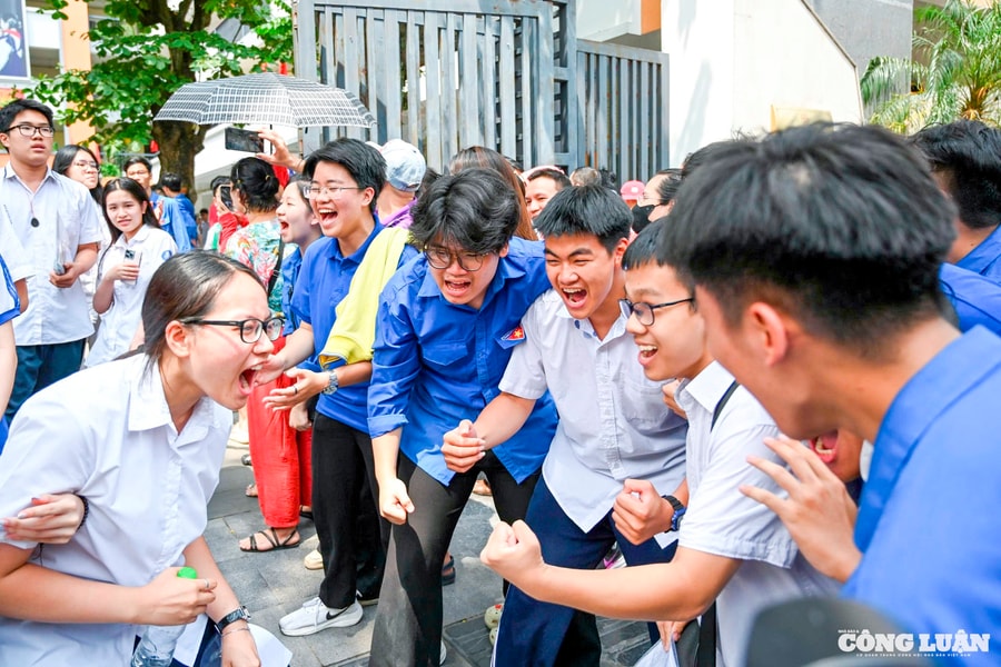 Kỳ thi vào lớp 10 THPT: Kết thúc môn Toán, sĩ tử vỡ òa cảm xúc trước cổng trường